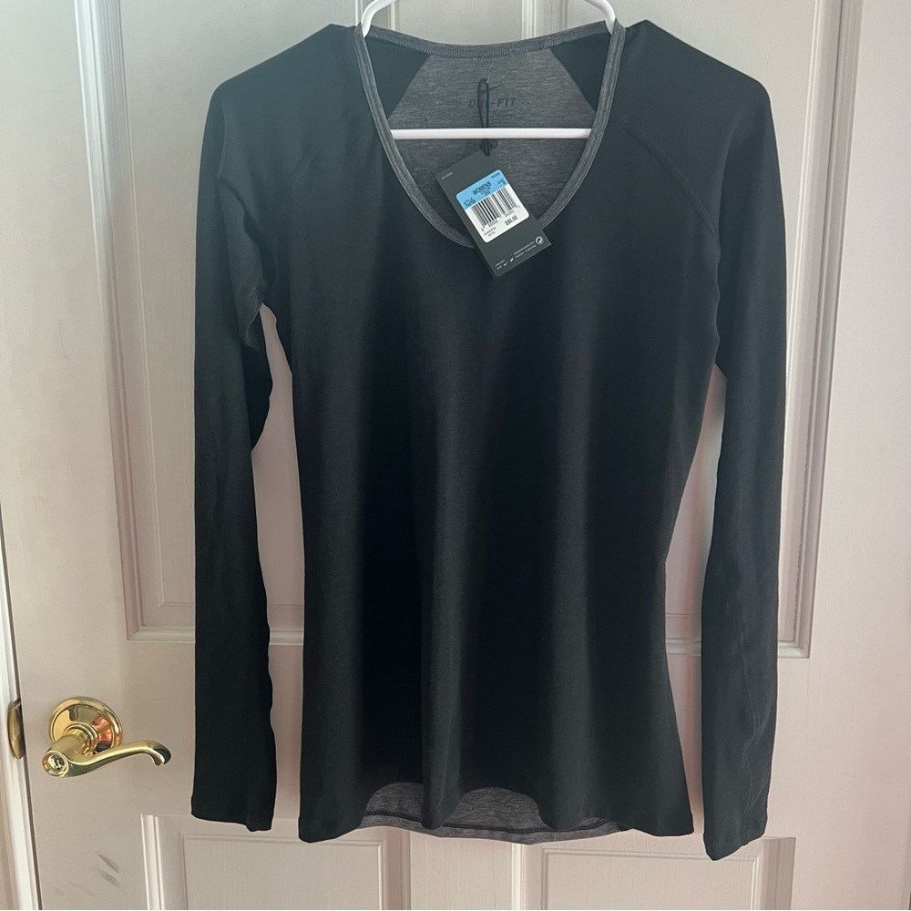 NWT Womens Nike Running Black/Grey Long Sleeve Top Size Medium Reflectors